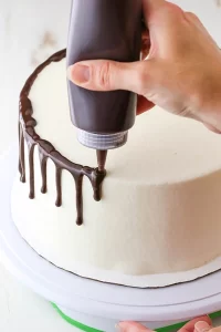 تزیین کیک با سس شکلاتی